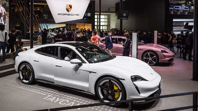 Understanding the Factors Behind Porsche's Sales Drop in China (2023)