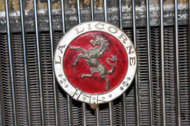 Car Logos With Horse：Corre La Licorne