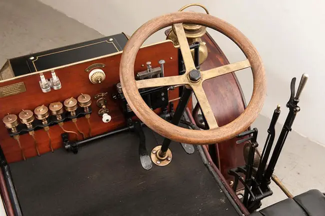 Did the world's first car have a steering wheel?